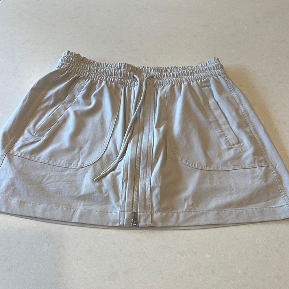 Athleta women’s skirt size 4, built in shorts, new with out tags, cement color.